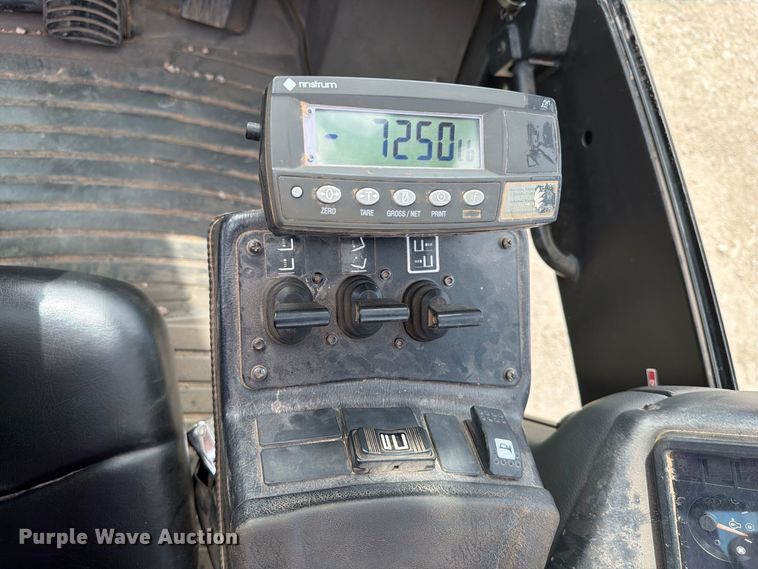image for item YA4921 2015 Hyster H300HD2 forklift