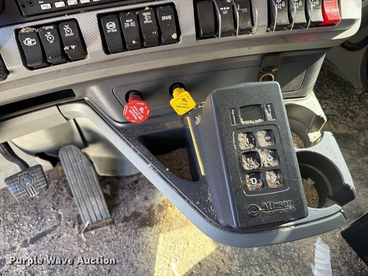 image for item YA5028 2022 Kenworth T880 dump truck