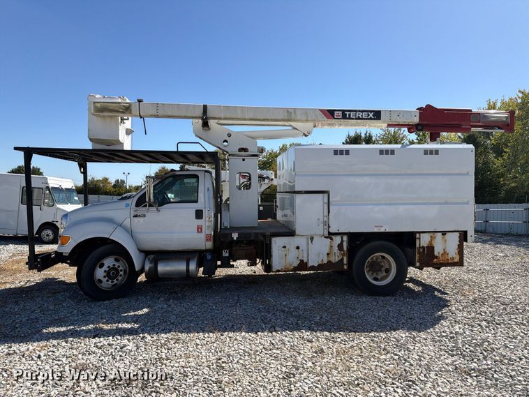 image for item YA5228 2015 Ford F750 Super Duty forestry bucket truck
