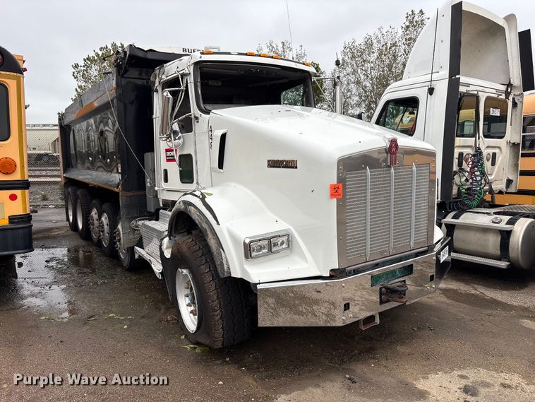 image for item YA5240 2015 Kenworth T800 dump truck
