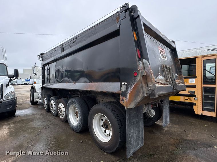 image for item YA5240 2015 Kenworth T800 dump truck
