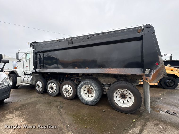 image for item YA5240 2015 Kenworth T800 dump truck