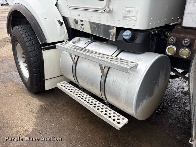 image for item YA5240 2015 Kenworth T800 dump truck