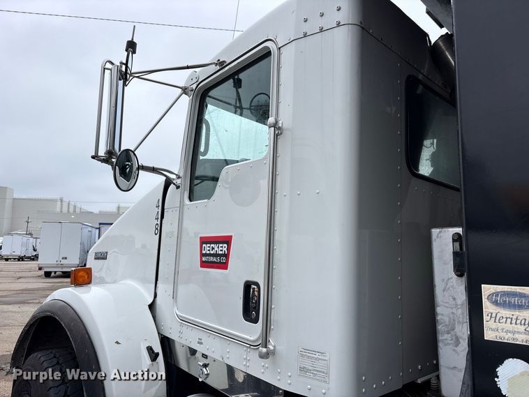 image for item YA5240 2015 Kenworth T800 dump truck