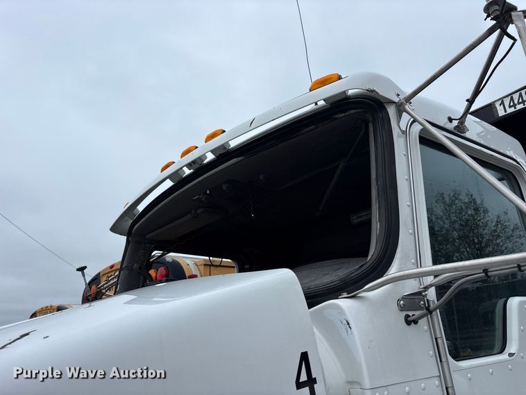 image for item YA5240 2015 Kenworth T800 dump truck