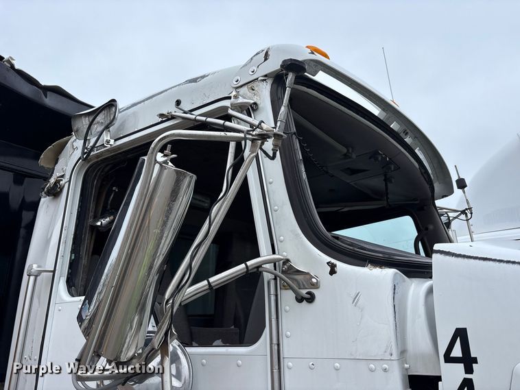image for item YA5240 2015 Kenworth T800 dump truck