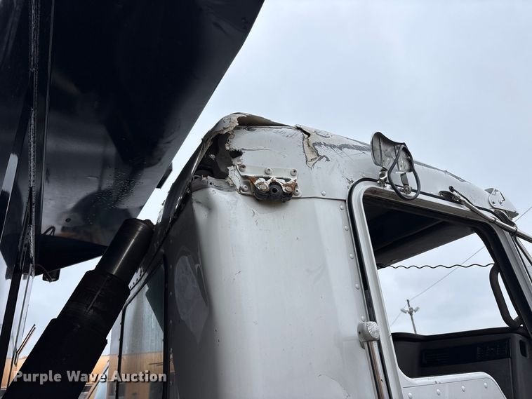 image for item YA5240 2015 Kenworth T800 dump truck