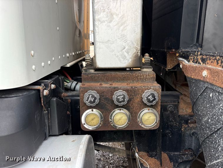 image for item YA5240 2015 Kenworth T800 dump truck
