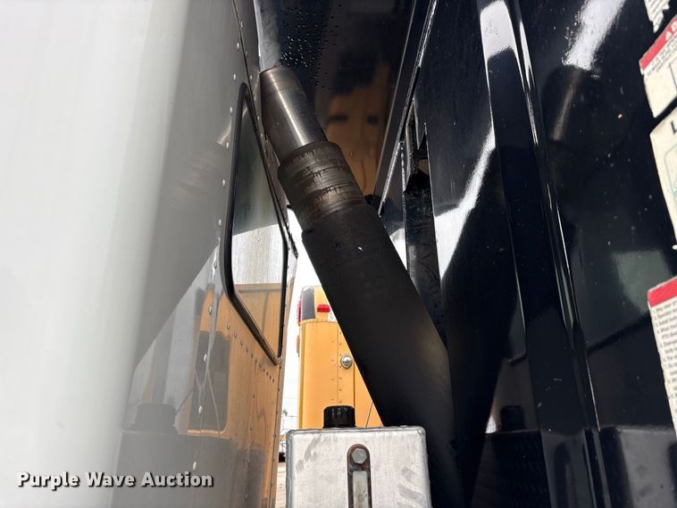 image for item YA5240 2015 Kenworth T800 dump truck