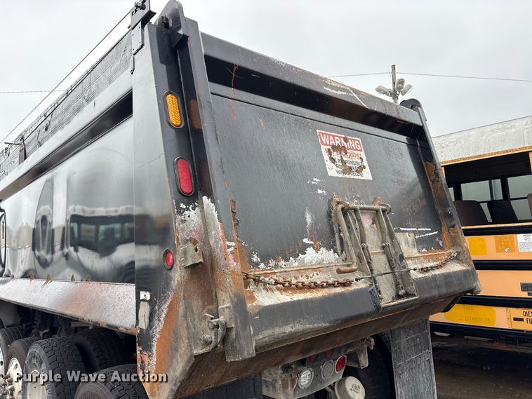 image for item YA5240 2015 Kenworth T800 dump truck