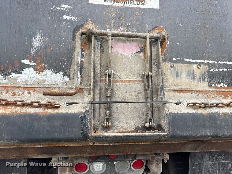 image for item YA5240 2015 Kenworth T800 dump truck