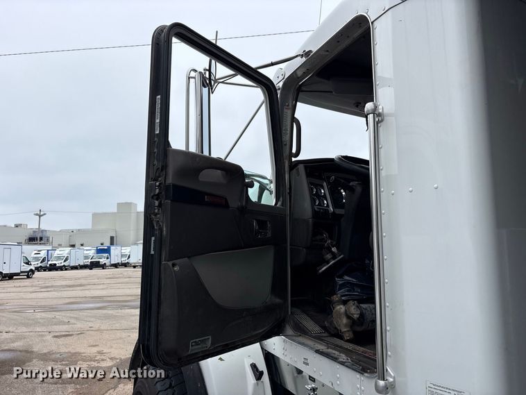 image for item YA5240 2015 Kenworth T800 dump truck