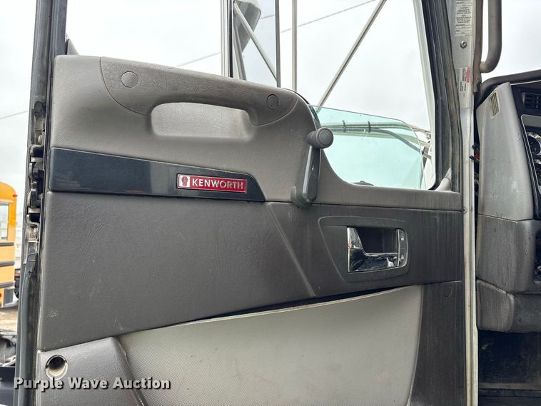 image for item YA5240 2015 Kenworth T800 dump truck