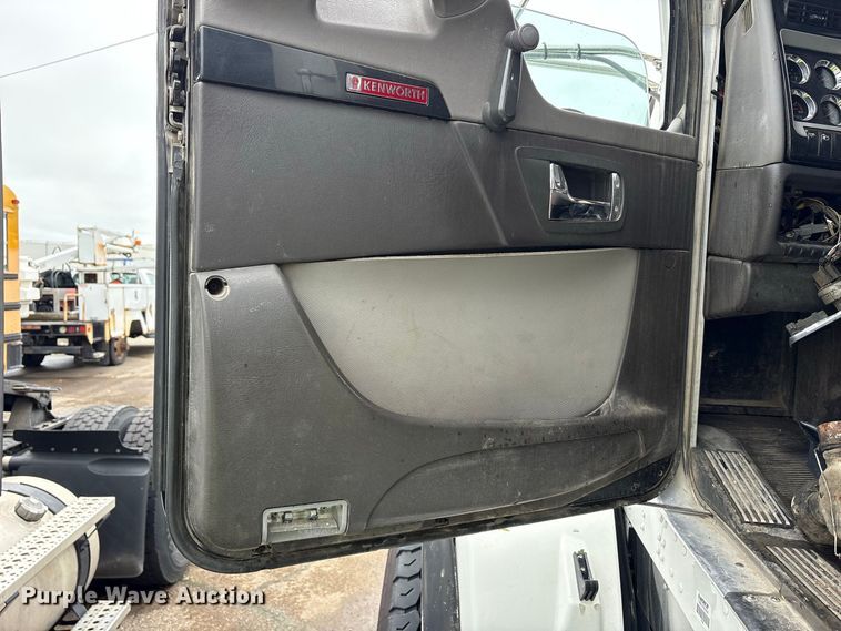 image for item YA5240 2015 Kenworth T800 dump truck