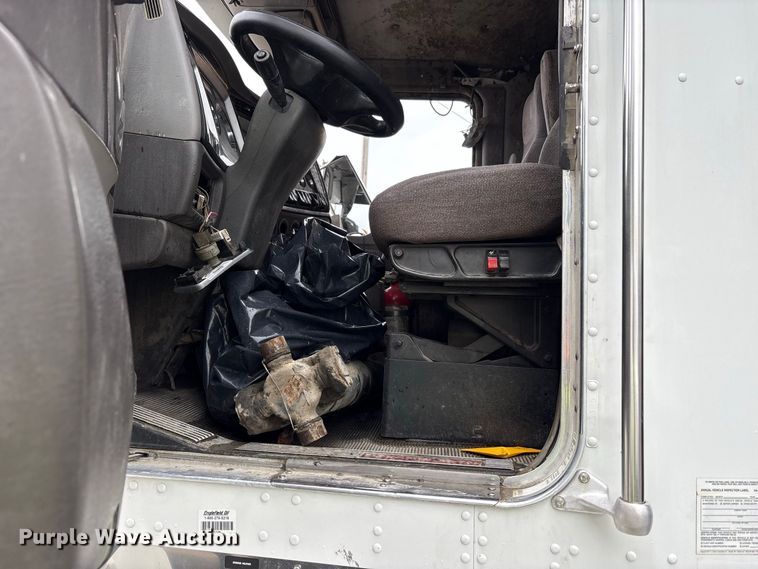 image for item YA5240 2015 Kenworth T800 dump truck