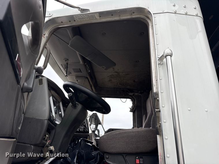 image for item YA5240 2015 Kenworth T800 dump truck