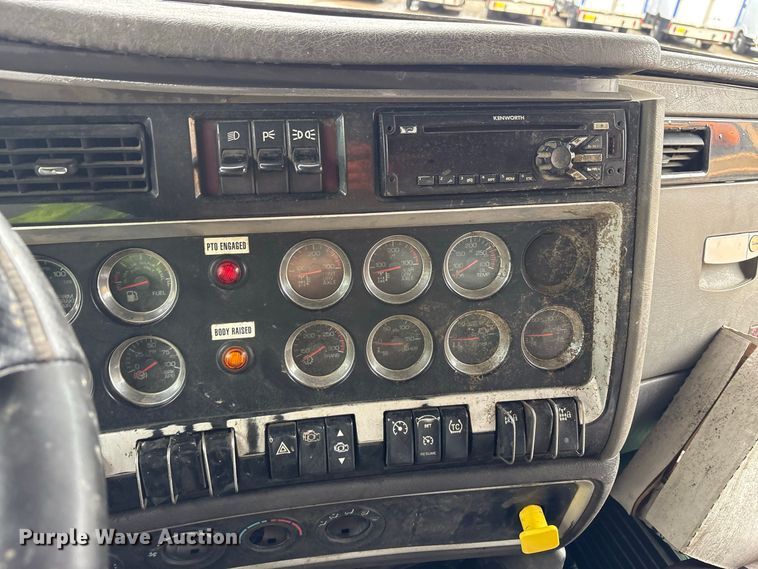 image for item YA5240 2015 Kenworth T800 dump truck