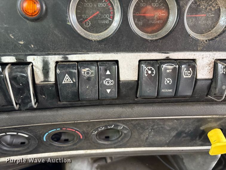 image for item YA5240 2015 Kenworth T800 dump truck