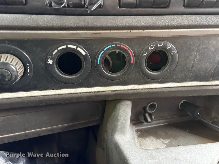 image for item YA5240 2015 Kenworth T800 dump truck