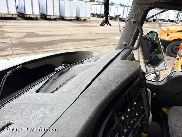 image for item YA5240 2015 Kenworth T800 dump truck