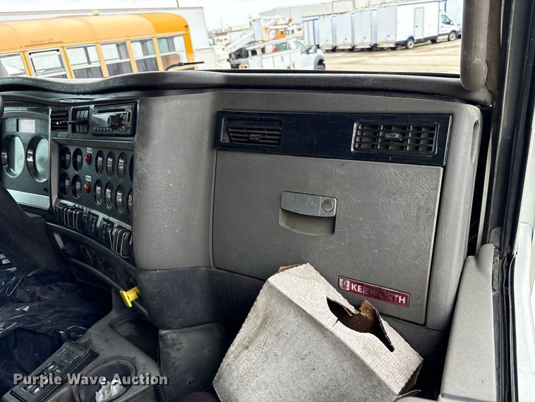 image for item YA5240 2015 Kenworth T800 dump truck