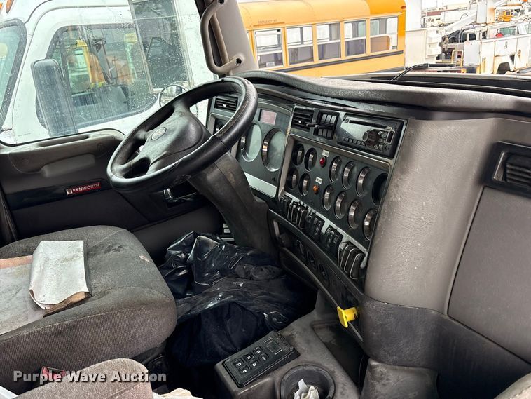 image for item YA5240 2015 Kenworth T800 dump truck