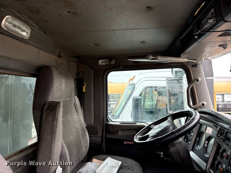 image for item YA5240 2015 Kenworth T800 dump truck