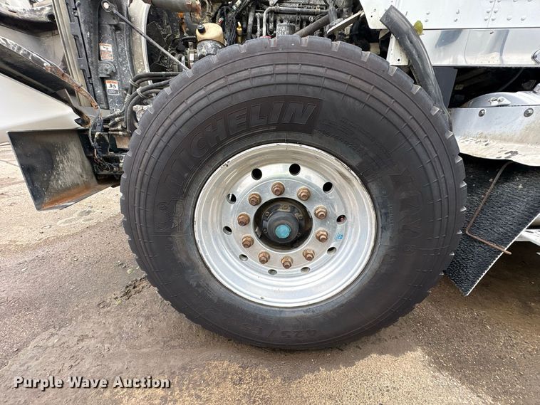 image for item YA5240 2015 Kenworth T800 dump truck