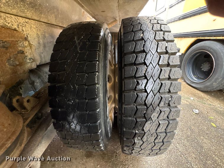 image for item YA5240 2015 Kenworth T800 dump truck