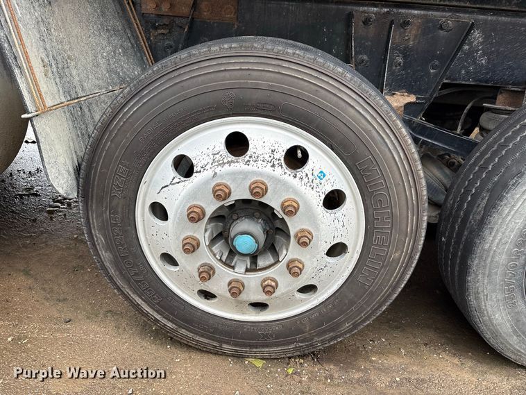 image for item YA5240 2015 Kenworth T800 dump truck