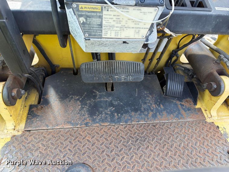 image for item YA5553 1998 Hyster H110XL forklift