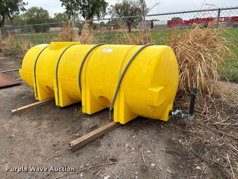 1,025 gallon poly tank