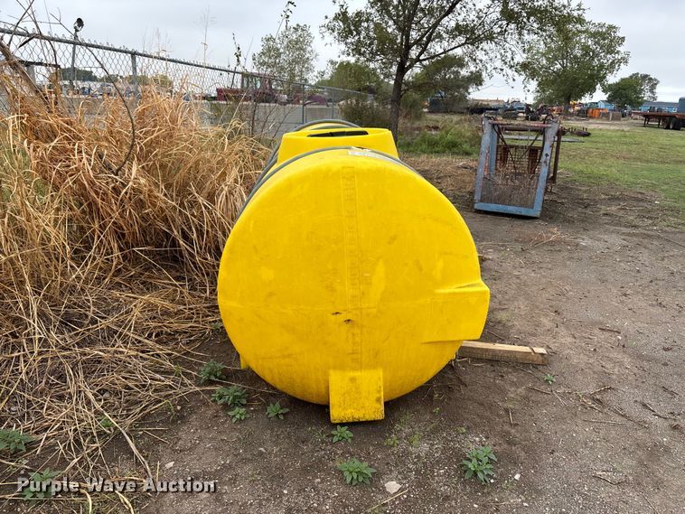 image for item DS2559 1,025 gallon poly tank