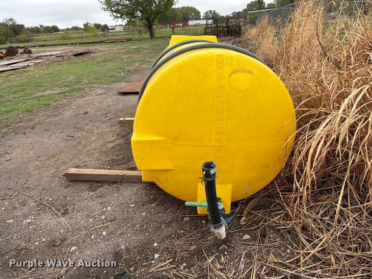 image for item DS2559 1,025 gallon poly tank