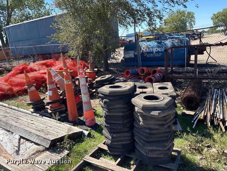 image for item DS2581 Traffic cones and bases