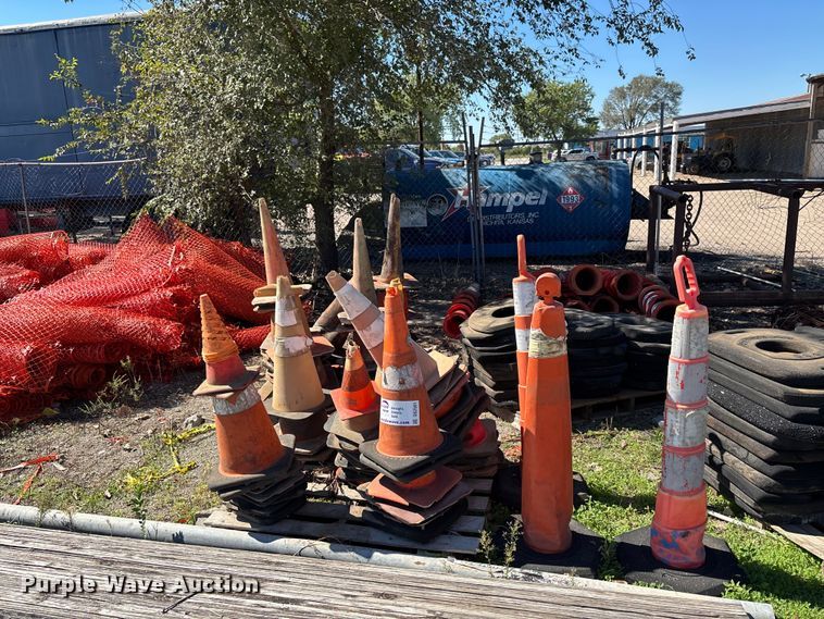 image for item DS2581 Traffic cones and bases