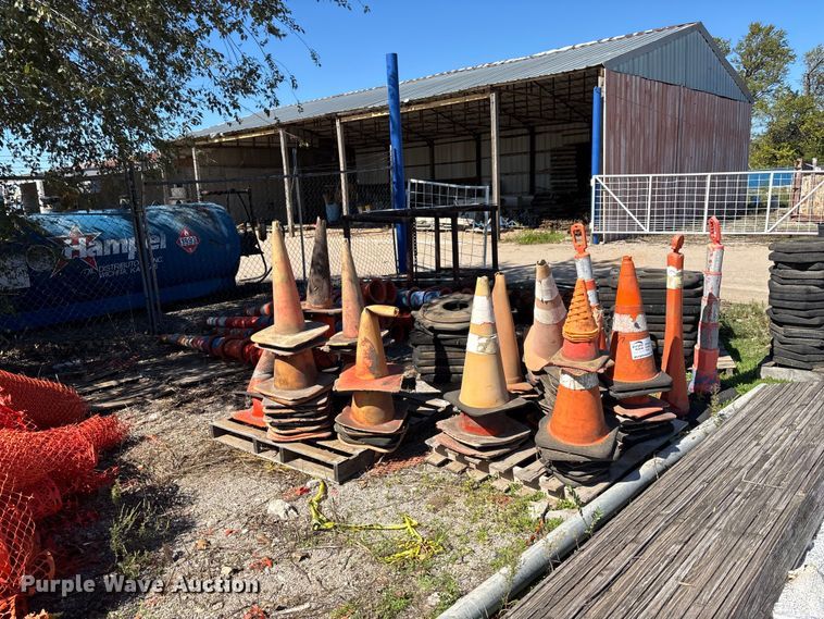 image for item DS2581 Traffic cones and bases