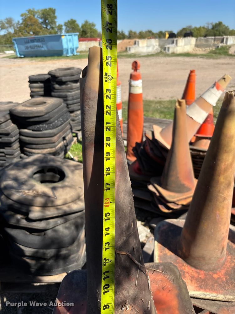 image for item DS2581 Traffic cones and bases