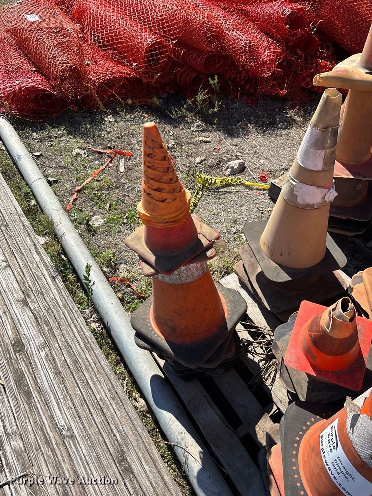 image for item DS2581 Traffic cones and bases