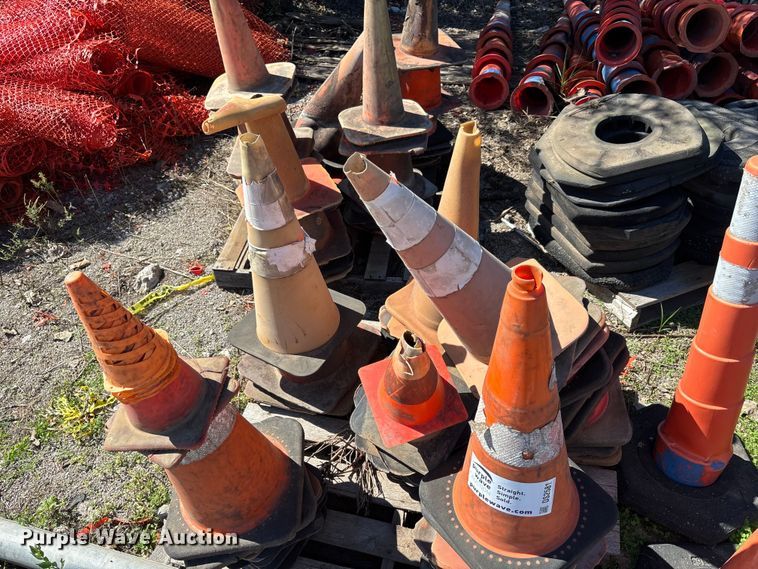 image for item DS2581 Traffic cones and bases