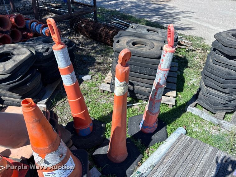 image for item DS2581 Traffic cones and bases