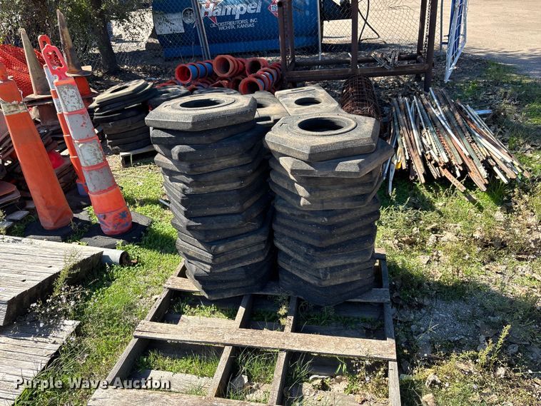 image for item DS2581 Traffic cones and bases
