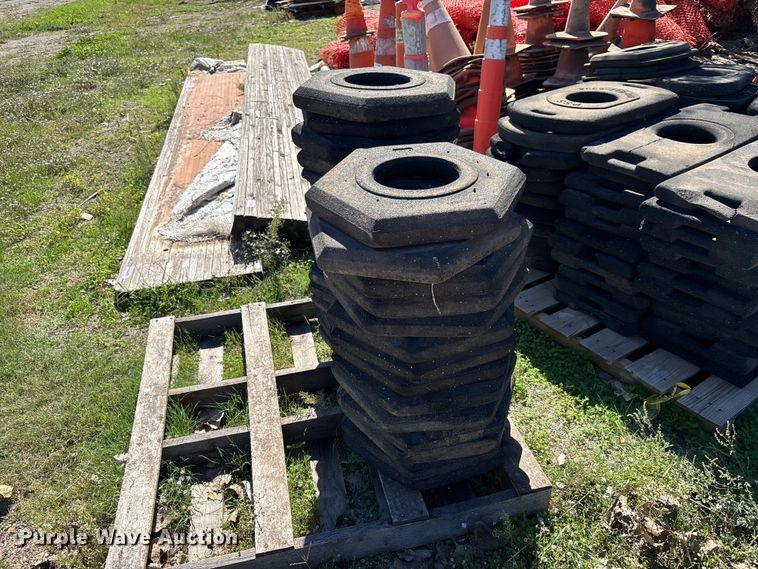 image for item DS2581 Traffic cones and bases