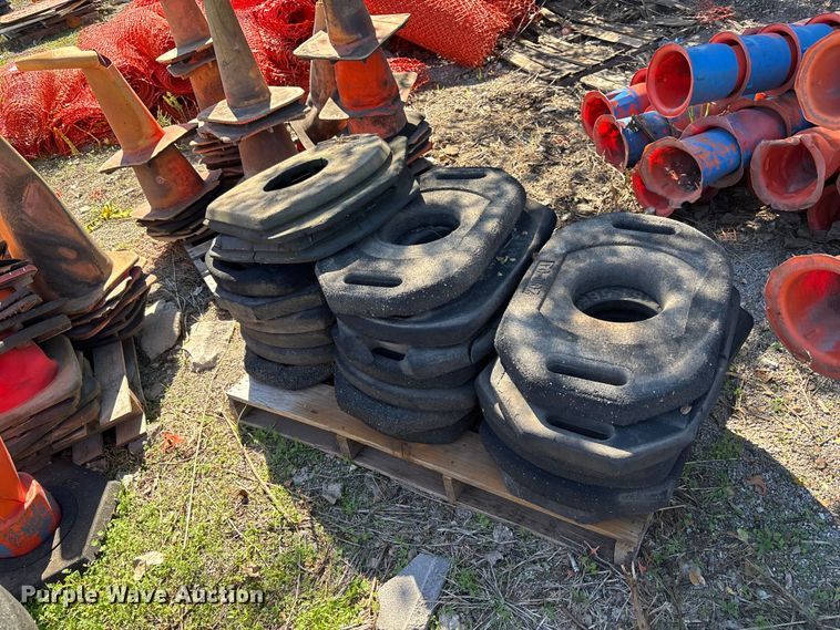 image for item DS2581 Traffic cones and bases