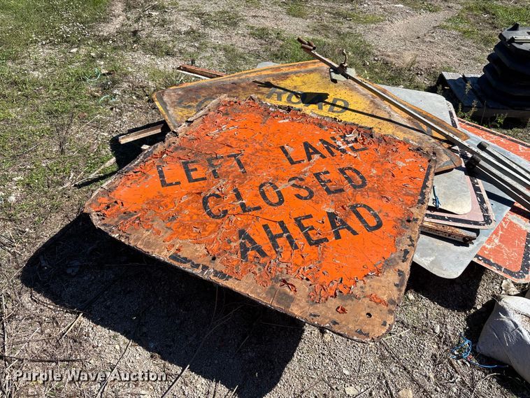 image for item DS2584 Road safety signs and barricades