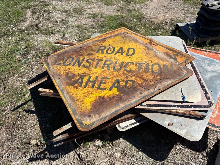 image for item DS2584 Road safety signs and barricades