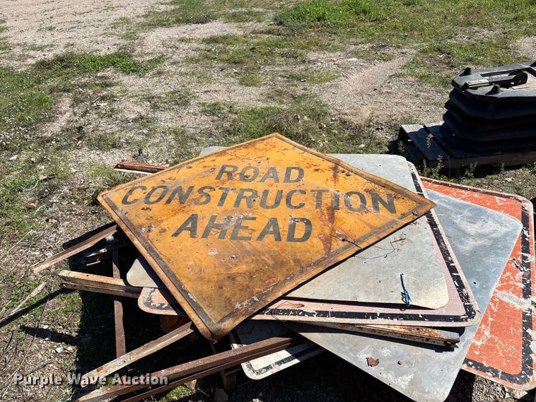 image for item DS2584 Road safety signs and barricades