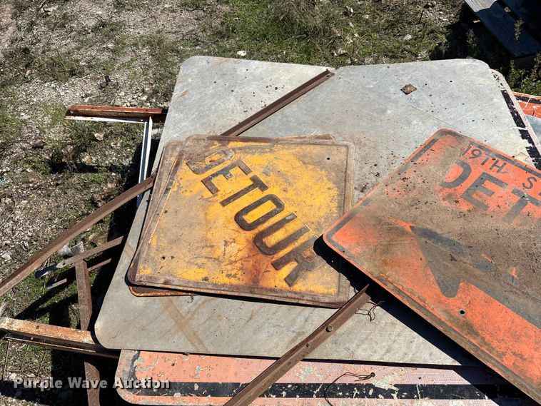 image for item DS2584 Road safety signs and barricades
