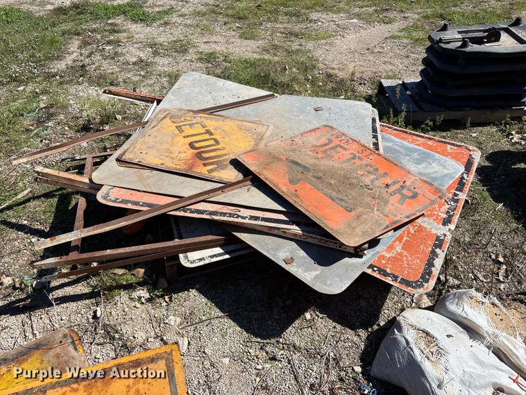 image for item DS2584 Road safety signs and barricades