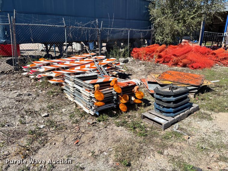 image for item DS2584 Road safety signs and barricades